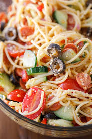Spaghetti, pepperoni, black olives, cherry tomatoes, cucumber, red onion, and parmesan, all topped with a zesty italian dressing. Spaghetti Salad Easy Italian Spaghetti Pasta Salad
