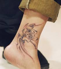 Tatouage de femme tatouage fleur de lotus avec des plumes dotwork sur bras ! Tatouage Fleur De Lotus 20 Idees De Modeles Pour S Inspirer