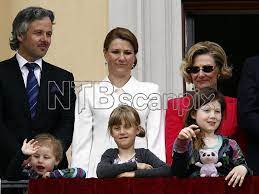 Queen sonja of norway, emma tallulah behn, king harald of norway, attend an official gala dinner at the royal palace, in oslo, as part of the. Oslo 20120531 Dronning Sonja Bak Maud Angelica Behn Prinsesse Martha Louise Bak Leah Isadora Behn Og Ari Behn Bak Royal Family Couple Photos Norway