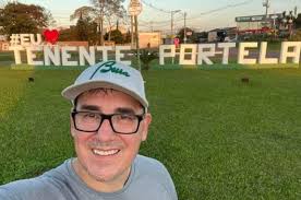 O Aldo, um portelense do mundo, faleceu hoje em Capão da Canoa. Ele tinha  48 anos e deixa muitos amigos e os familiares à prantear sua despedida. Que  Deus o receba nas