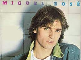 Ambos entregan su visión sobre las vacunas, el coronavirus y la presión social que se aplica a los personajes. Miguel Bose De Joven Asi De Diferente Lucia