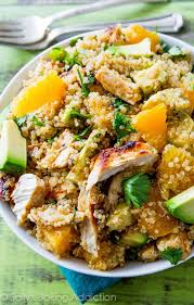A Hearty Healthy Salad Recipe With Creamy Avocado Nutty Quinoa Chicken Fresh Cilantro And Lots Of Bright Citrus Fla Idee Recette Recettes De Cuisine Repas