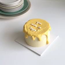 Pin By Ghadi Hawsa On Cake Inspiration Minimalist In 2020 Just Cakes Pretty Birthday Cakes Cute Birthday Cakes