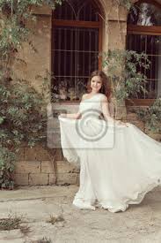 Wie fühlen sich mädchenkleider im frühling und sommer? Schone Junge Braut Madchen Im Hochzeitskleid Mit Treib Chiffon Fototapete Fototapeten Brautkleid Auburn Chiffon Myloview De