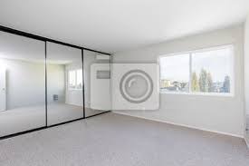 Spiegelschränke online kaufen möbel 24 mehr als 31 anbieter vergleichen riesenauswahl von über 2607 spiegelschränke 930 kostenlos lieferbar. Schlafzimmer Leer Mit Spiegelschrank Und Neuem Teppich Zur Virtuellen Leinwandbilder Bilder Appartment Kleiderstander Teppich Myloview De