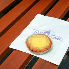 If There S One Must Try Snack While You Re At Hong Kong Disneyland Make It The Hong Kong Egg Custard Tart At The Market House Bakery Y Egg Custard Food Snacks
