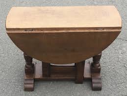 The tabletop of the gateleg table, which was initially round or oval versus the long tables and formal seating arrangements that preceded it, had a section that was fixed in place, while one or two sections of the surface were equipped with hinges. Small Oak Gateleg Coffee Table 714639 Sellingantiques Co Uk