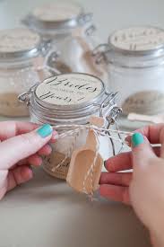 13 Super Cadeaux Diy A Offrir Aux Invites De Mariage Cadeaux De Mariage Faits Maison Cadeaux Invites Mariage Diy Idee Cadeau Invites Mariage