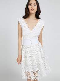 Immancabili i vestiti a sirena o in stile impero ma si fanno notare anche i modelli più seducenti con strascico e spacchi profondi e le griffe premiano per la bella stagione le cromie pastello, esaltandole con tessuti preziosi in tulle e chiffon di seta e romantico pizzo. Vestiti Da Donna Collezione Abbigliamento Donna Guess