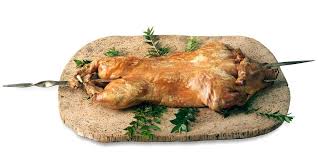 1 maialino da latte già pronto per la cottura di circa 3 kg, 2 spicchi d'aglio, 1 rametto di salvia, 2 rametti di rosmarino, 3 foglie d'alloro. Su Porcheddu Il Maialino E L Impareggiabile Arte Di Arrostire Dei Sardi