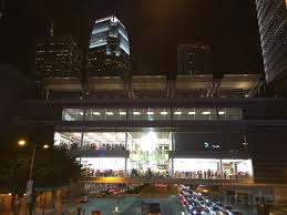 La Mayor Apple Store De Hong Kong No Da Abasto Estrenara Una Tercera Planta Proximamente Broadway Shows Apple Stock Apple
