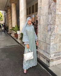 Untuk model baju brokat sendiri biasanya sering di kombinasikan dengan jenis model busana yang lain. 45 Model Baju Brokat Gamis Atasan Modern Terbaru 2020