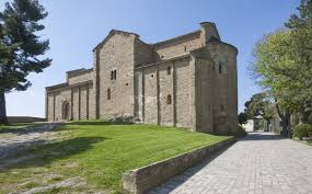 San leo si trova nella val marecchia, a circa 30 chilometri da rimini e dalle sue spiagge affollate, e si arrampica tenacemente su uno sperone roccioso dalle pareti a strapiombo. Borgo Di San Leo Riviera Di Rimini