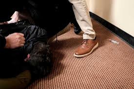 Nữ nghị sĩ Ilhan Omar đã lao qua người đàn ông trên sân khấu và xịt chất lỏng vào người này tại một sự kiện giao lưu với cử tri: NPR