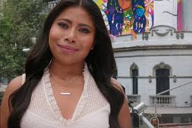 Yalitza aparicio is a mexican actress and schoolteacher. Cuanto Gana Yalitza Aparicio Esto Es Lo Que Cobra Por Una Fotografia