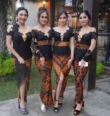 Kebaya brokat muslim modern memiliki model yang sangat anggun dan bisa dibilang memiliki kesan yang glamour. 14 Best Model Kebaya Brokat Modern Ideas Model Kebaya Kebaya Kebaya Brokat