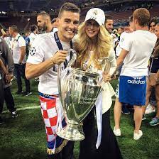 Infolge des ausscheidens von frau annette mcnamara und herrn royston brady sind zwei sitze von mitgliedern des ausschusses der regionen frei geworden. Real Total Mateo Kovacic Mit Freundin Izabel Andrijanic Traut Ihr Dem Geburtigen Linzer In Der Nachsten Saison Den Durchbruch Bei Real Madrid C F Zu Facebook