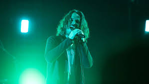 Cornell's soundgarden bandmate, matt cameron, paid homage to him in his first solo album titled cavedweller, with the inscription for chris on the vinyl version of the album, which was released on september 22, 2017. Chris Cornell Soundgarden Unerwartet Mit 52 Jahren Gestorben
