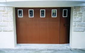Nos Realisations Porte De Garage Coulissante Avec Hublots Rectangulaires Et Portillon Porte De Garage Coulissante Porte Garage Veranda