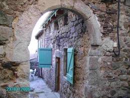 Maison De Caractere En Pierre Situee En Ardeche Dans Vieux Village De La Vallee De L Eyrieux Ardeche Beaux Endroits Gite Ardeche