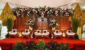 99.co sudah membuat perhitungan kasar biaya pernikahan beserta dekorasi pelaminan untuk tamu sekitar undangan sekitar 300 orang. Pelaminan Gebyok Coklat Klasik Pengantin Jawa Nyonya Furniture