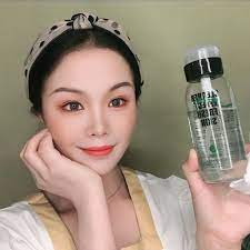 一擦干净 用蜗蜗卸妆水 蜗蜗网红联盟 子涵推荐 白天 化妆 是对他人的尊重晚上 卸妆 是对自己皮肤的保护植物成分 安全温和不刺激可深入毛孔清洁 轻松卸除彩妆