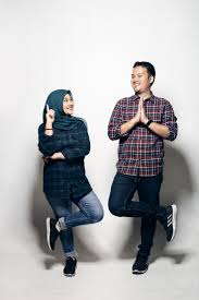 Anda bisa memilih berbagai konsep. Casual Prewedding Studio Photoshoot In Flanel Shirt Foto Perkawinan Foto Tunangan Fotografi