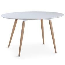 La Table De Salle A Manger Lunea Est Une Table Au Style Scandinave Son Plateau Ovale Apporte A Cette En 2020 Table Ovale Table Salle A Manger Table A Langer Baignoire