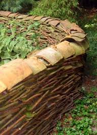 Alte Dachziegel Zu Einer Frei Stehenden Mauer Im Garten Aufgestapelt Gartenmauern Steinmauer Garten Dachziegel