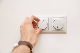 Badlüfter so steuern sie ihren badlüfter über den lichtschalter den badlüfter mit dem lichtschalter zu verbinden ist vor allem bei fensterlosen bädern die beste option foto: Dimmer Einbauen Tipps Zu Kauf Einbau Sicherheit Heimwerkertricks Net