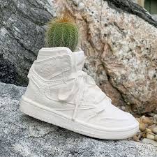 Maybe you would like to learn more about one of these? Hypebae Su Instagram Hypebaekicks New York City Design Studio Bodega Rose Is Raffling Off An Jumpman23 Air Jordan 1 Retro High Travis Scott Vase With 10 Nel 2020