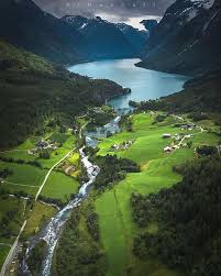 مساء الخير بحيرة Lovatnet في النرويج قريبة من قرية Loen و Stryn و Olden الإحداثية N 61 859837 E 6 890346 Hi Lovatne Places To Travel Scenic Travel