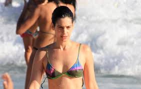 Contemporary, but maintaining the country trait of an original draw from bordallo, maria flor is an ostentatious spring inspiration line, in the jug without a handle, manual painting and many techniques. Maria Flor Mostra Barriga Torneada E Biquini Em Dia De Praia No Rio