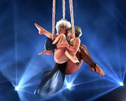 If you weren't convinced pink's daughter willow took after her famous mum, her latest look will certainly turn you. Bbmas 2021 Pink Performs With Daughter Accepts Icon Award