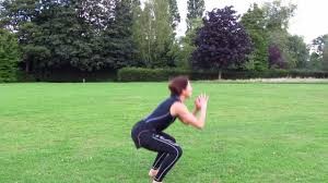 Bend your knees pressing your hips back as if you were going to sit. Squat Jumps Anleitung Dein Bauchtrainer Sportblog
