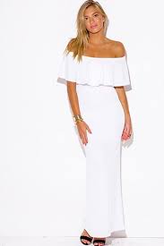 Robe longue blanche à détail fente. Robe Longue Blanche Pour Ete Epaules Denudees Et Volantes La Robe Longue