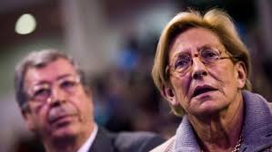 Isabelle balkany devant la prison de la santé pour attendre la sortie de patrick balkany. Isabelle Balkany Raconte Sa Premiere Visite A Son Epoux En Prison