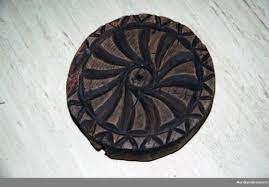 sirkelformet 12 bladet geometrisk rosett hel trekantmonstrer ytterbord 8 buede blader i spiralform med sirkel i senter geometrisk skinn laer