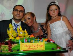 Любительница удивлять и эпатировать публику, волочкова периодически вспоминает скандал с денежным долгом, жалуясь на то, что не имеет средств на содержание дома и дочери. Byvshij Volochkovoj Prishel Na Premeru S Elenoj Nikolaevoj