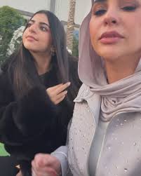 حرفيا الاغنيه دي و الحته دي بالذات بتوصفني لما ببص علي ولادي او علي اهلي ,  هنا حد بنسي معاه مشاكلي … و هنا حد بيجلس بنفسه أكلي , امبارح عدي زي الحلم ,  يحيي ابن خالتي كان العريس , و سلمي مراته بقت ...