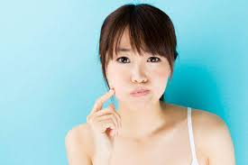 Tẩy trang nào tốt cho da dầu mụn nhạy cảm?