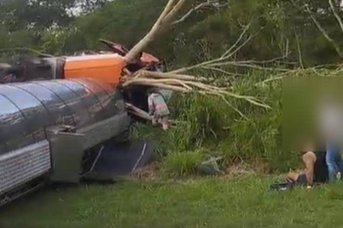 Caminhão-tanque sai da pista e tomba às margens da BR-163 em Caarapó