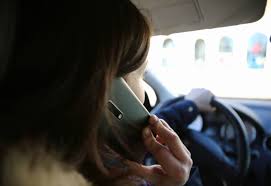 Le recours à la procédure de l'amende forfaitaire rappelons que l'usage du téléphone portable au volant concerne toutes les fonctionnalités d'un smartphone : Telephoner Au Volant Peut Desormais Entrainer Un Retrait De Permis