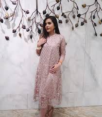 Ini adalah model yang cukup populer di tahun 2018 lalu dan tentu masih relevan untuk hari ini. Tren Fashion 2020 Dress Transparan Detail Bordir Dan Payet Jadi Tren Model Baju Kondangan 2020 Semua Halaman Stylo