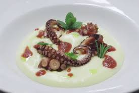 Il polpo arrosto con patate è un secondo piatto di pesce genuino, semplice e veloce da preparare. Polpo E Crema Di Patate La Ricetta Di Antonino Cannavacciuolo Voce Di Napoli