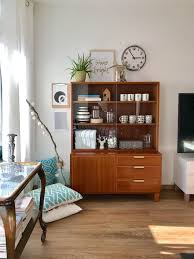 Deine hellen holzmöbel im wohnzimmer haben leichte abnutzungsspuren und dein cognacfarbenes ledersofa eine schöne patina, denn dir gefällt der. Vitrine Bilder Ideen Couch