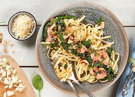 Linguine Mit Lachs Spinat Und Cashewkernen Rezept Rezept Rezepte Nudelgerichte Einfache Gerichte