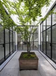 Courtyard With Small Tree Adding A Sense Of Nature Vincent Van Duysen Residence By Vincent Van Duysen Gartendach Hofgarten Innengarten
