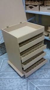 Caixa Organizadora Com Rodinhas E Alça Porta Esmalte Em Mdf Cru C Rodinhas P 250 Esmaltes Prateleiras De Esmaltes Organizacao Sala De Costura Mdf