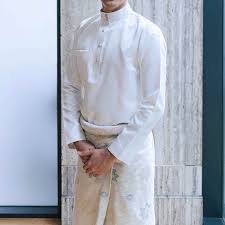 40 best baju melayu lelaki images in 2014 baju melayu 09 03 2019 beberapa model baju jubah pria umumnya memang mengambil konsep pakaian luar negeri seperti pakistan turki arab dan negara lainnya tidak mengherankan jika fesyen 21 fesyen jubah moden lelaki terkini 2019 stylish murah. 8 Idea Baju Nikah Untuk Inspirasi Anda Nikahsatu
